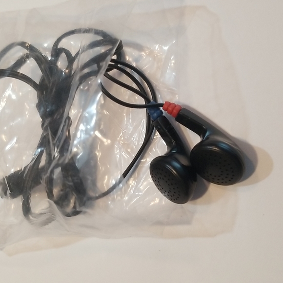 Black in-ear earbuds, NWOT - Picture 3 of 3